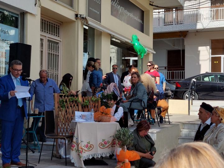 Παρουσίαση του βιβλίου «ΧΡΩΜΑΤΙΖΩ ΤΗ ΣΜΥΡΝΗ» στην εκδήλωση που διοργανώθηκε την 28η Οκτωβρίου στο Πέραμα