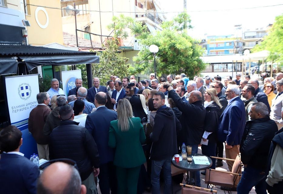 Στιγμιότυπο από την επίσκεψη του περιφερειάρχη Αττικής, Γιώργου Πατούλη, στη Νίκαια την Παρασκευή 12/5